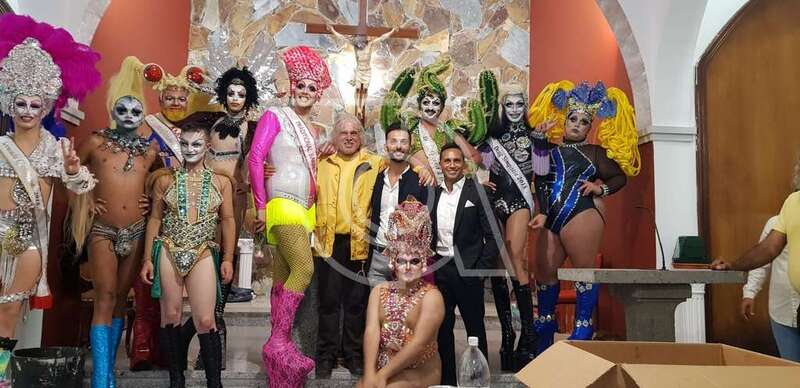 Los ganadores del certamen posan con el  párroco y miembros de la comisión de fiestas, en el interior de la iglesia  (Foto Francisco Javier Santana)